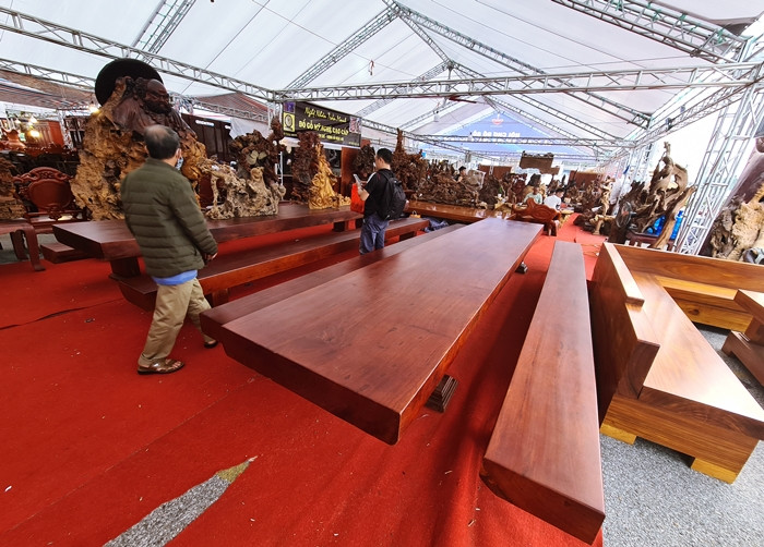 Du khách thích thú tham quan những bộ bàn ghế tưởng như giản nhưng rao bán cả chục triệu đồng này.