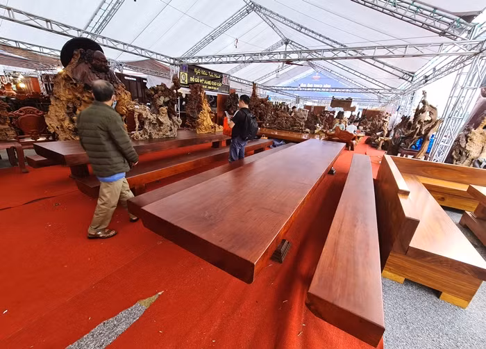 Du khách thích thú tham quan những bộ bàn ghế tưởng như giản nhưng rao bán cả chục triệu đồng này.