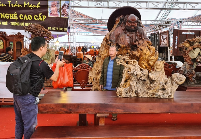 Khách hàng không quên lưu lại những bức hình để làm kỷ niệm với sản phẩm bàn ghế K3.