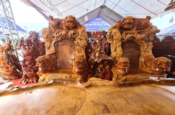 Hai bên tay và trên đỉnh của hai chiếc ghế đơn được đục hình kỳ lân lực lưỡng.