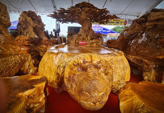 Người bày bán sản phẩm cho hay, trước đây, bộ bàn ghế có giá là 5,2 tỷ đồng nhưng do COVID-19 nên sản phẩm được giảm giá xuống còn 3,8 tỷ đồng để thu hồi vốn.