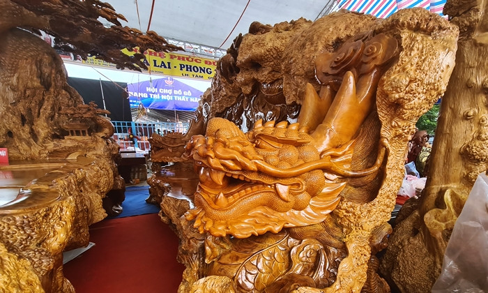 Hai bên tay ghế băng dài được nghệ nhân đục đầu rồng.