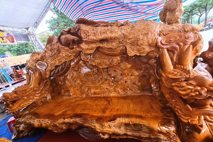 Phần tựa giữa ghế băng dài là hình chim phượng xòe đuôi.