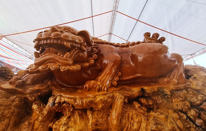 Nhiều khách hàng khi đến hội chợ phải lóa mắt với hình ảnh bộ bàn ghế "tứ linh quần tụ".