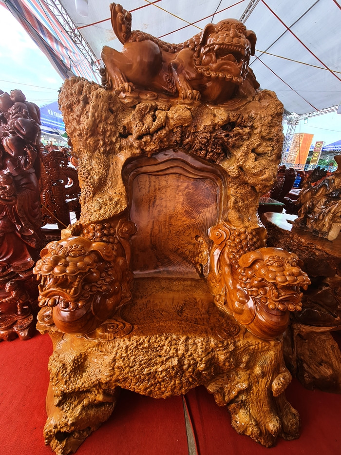 Linh vật kỳ lân tạo hình kỳ công tôn thêm vẻ đẹp cho bộ bàn ghế.