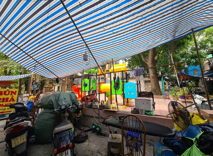 Du an cai tao san cong cong Kim Lien chua nghiem thu thiet bi da hu hong-Hinh-7