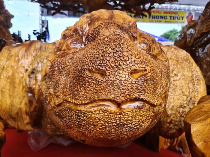 Hình ảnh con rùa - một trong 4 linh thú của bộ bàn ghế.