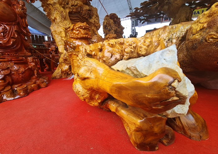 Một viên đá được ghép thêm vào một chiếc đôn để bộ bàn ghế thêm sinh động hơn.