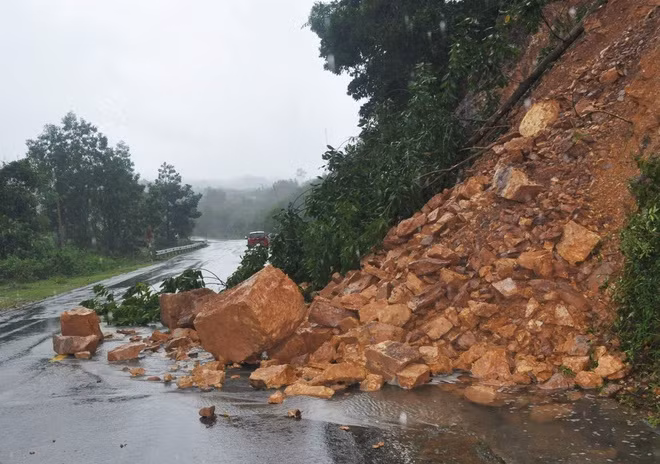 Quoc lo 1 qua Ha Tinh ngap sau-Hinh-2