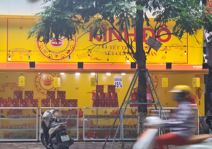 Các bánh trung thu thương hiệu Kinh Đô trên vỉa hè phố Phùng Hưng cũng nhanh chóng dán thông báo giảm giá tới 15% cho mỗi sản phẩm.