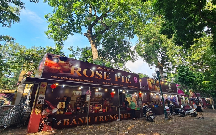 Dù giảm giá đến 15%, nhưng các quầy bánh trung thu nằm trên vỉa hè phố Phùng Hưng chẳng có mấy khách.