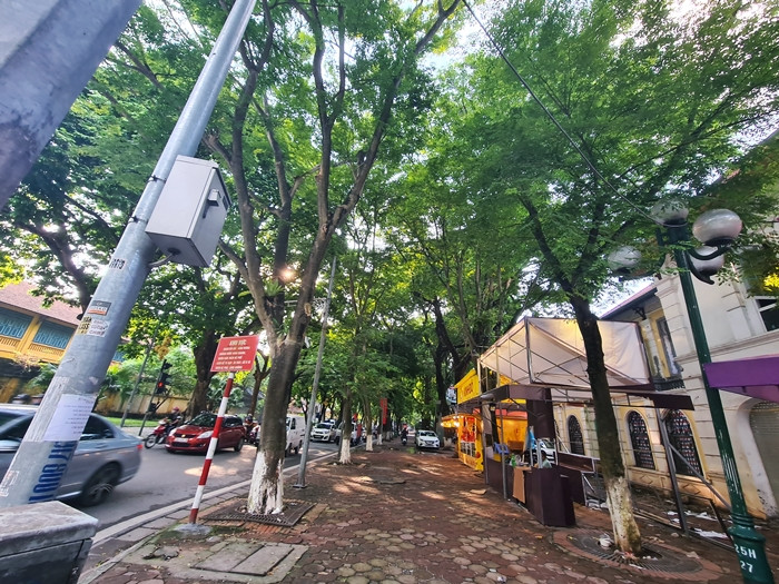 Một vài quầy bánh thì nhanh chóng thu dọn đồ đạc ra về.