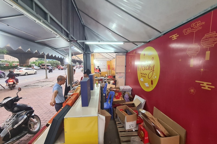 Bên trong quầy bánh này còn rất ít sản phẩm.