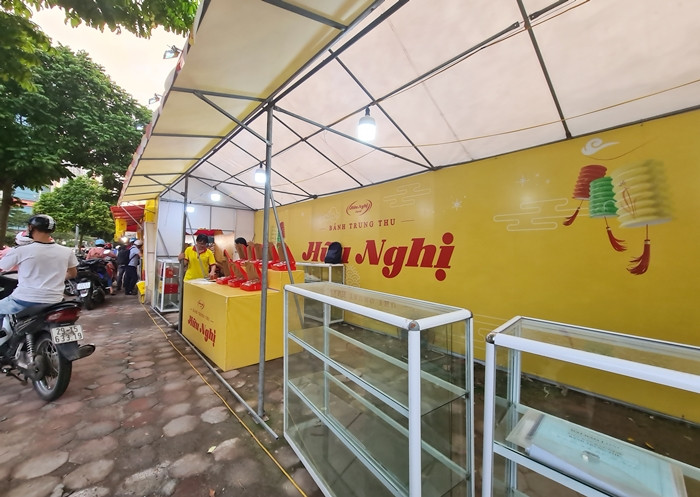 Quầy bánh thương hiệu Hữu Nghị ở vỉa hè đường Dương Định Nghệ cố gắng để bán nốt những chiếc bánh trong ngày cuối cùng của Tết trung thu.