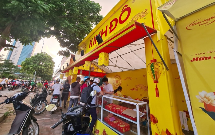 "Lác đác" vài người mua.