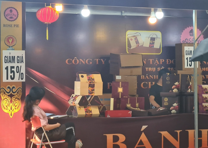 Nhân viên "ngồi dài cổ" chờ khách đến mua hàng.