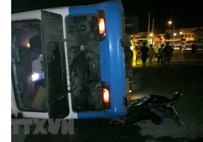 Oto cho cong nhan va cham voi xe tai khien 3 nguoi thuong vong