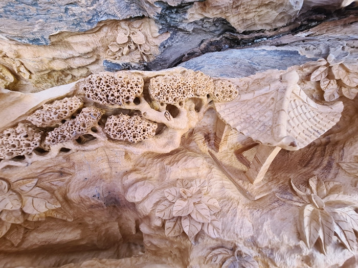 Cây cối và ngôi nhà đều được sáng tạo tuyệt mỹ trên tác phẩm "pho tượng Hướng Phật".