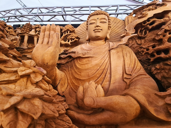 Điểm nhấn của tác phẩm này là hình ảnh một bức tượng phật lớn, trên lòng một bàn tay đang cầm bông hoa sen, tay còn lại dơ lên ngang hướng ra phía ngoài. Cùng với đó, là nhiều nhà sư đều như đang di chuyển về hướng bức tượng phật lớn.