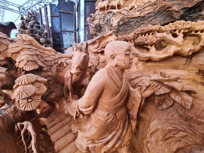 “Sản phẩm có kích thước cao 1,4m, rộng 2,5m, sâu 1,2m và bán với giá 1,6 tỷ đồng. Gần như là pho tượng bằng gỗ mít to nhất từ trước đến nay”, anh Long chia sẻ.