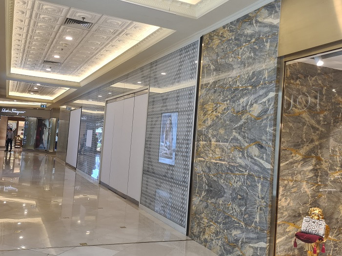 Ghi nhận của PV Kiến Thức chiều ngày 1/10/2020, cửa hàng Dior tại Tràng Tiền Plaza vẫn đóng cửa.