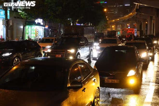 Ô tô kéo dài, di chuyển chậm trên nhiều tuyến đường.