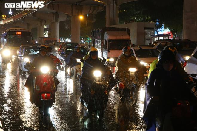 Tình trạng ùn ứ, tắc đường ngày mưa là chuyện quen thuộc với người Hà Nội và các thành phố lớn.