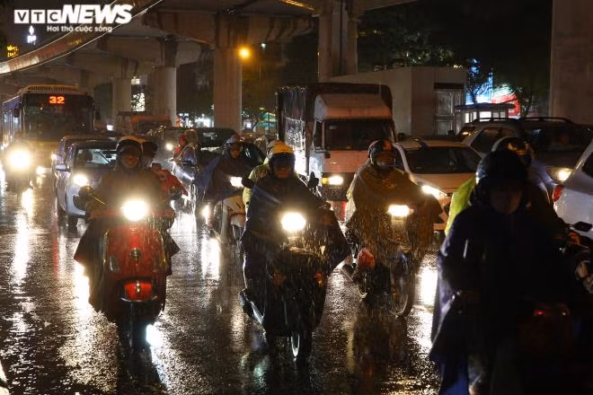 Tình trạng ùn ứ, tắc đường ngày mưa là chuyện quen thuộc với người Hà Nội và các thành phố lớn.