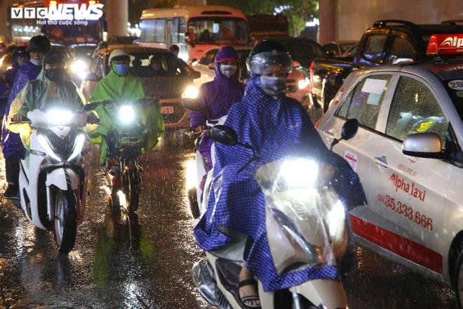 Tuy đông đúc giờ tan tầm nhưng đến khoảng 19h, những con phố này không còn tình trạng tắc cứng, xe cộ không phải đứng im một chỗ hay nhích từng bước.