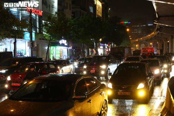 Đường Hồ Tùng Mậu (Cầu Giấy, Hà Nội) ùn ứ từ ngã tư giao với trục đường vành đai 3 đến khu vực Cầu Diễn.