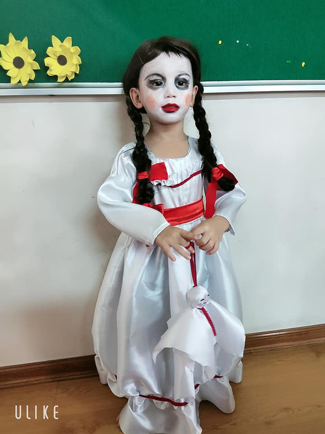 Cau be khien dan tinh 'khoc thet' khi hoa trang Annabelle qua giong