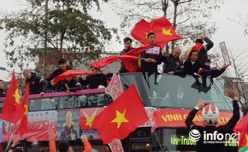 Đội tuyển U23 Việt Nam trong vòng vây người hâm mộ.