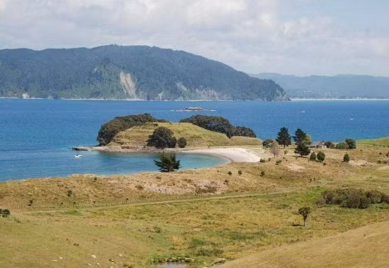 Nơi đây nổi tiếng là một nơi tuyệt vời để nghỉ dưỡng, câu cá và lặn. Cũng có thể nằm phơi nắng trên cát, đi thuyền hoặc lướt sóng, đứng trên vách đá ngắm biển.