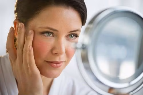 Chăm sóc da không đúng cách sẽ gây nên lão hóa nhanh.
