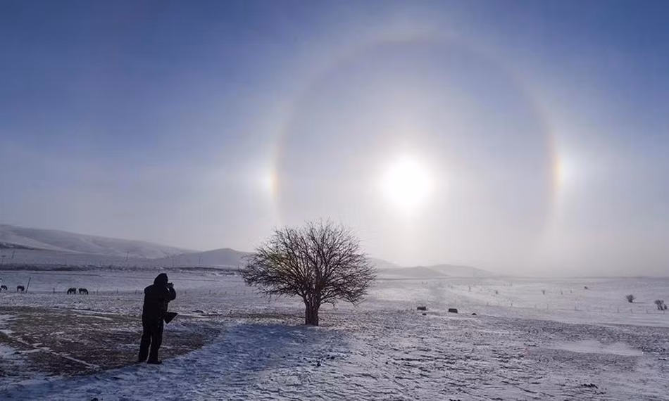 Hiện tượng thiên văn này tuy hiếm nhưng không phải điều thần bí. Đây đơn giản là hiện tượng quang học bình thường, diễn ra lúc Mặt trời đến gần đường chân trời.