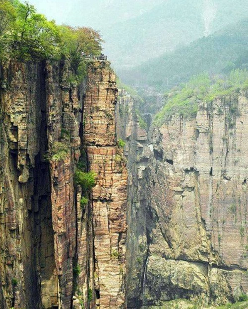 Dù vậy, ở đây vẫn có rất nhiều người dân sống, họ không di cư mà kiên trì ở lại mảnh đất của tổ tiên họ.