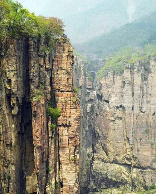 Dù vậy, ở đây vẫn có rất nhiều người dân sống, họ không di cư mà kiên trì ở lại mảnh đất của tổ tiên họ.