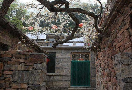 Các ngôi nhà trong thôn hầu hết vẫn là kiểu kiến trúc được giữ từ các triều đại nhà Minh và nhà Thanh.