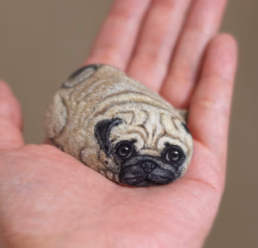 Akie cho biết, cô tôn trọng hình dáng tự nhiên của những viên đá nhỏ, vì vậy cô không bao giờ xử lý, cắt gọt bất cứ một góc nhỏ nào.