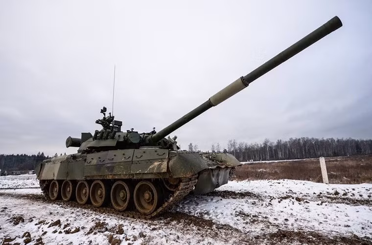 Xe tăng T-80 là loại xe tăng chính được được Bộ Quốc phòng Nga biên chế cho quân đội để sử dụng tại Bắc Cực. Chiếc xe này có biệt danh “phản lực” do tiếng động đặc thù “như máy bay” của động cơ phát ra khi làm việc. Trong thời gian tới, xe sẽ được trang bị hệ thống kiểm soát hỏa lực Sosna-U và giáp phản ứng. Ảnh: Missing-lyrix.