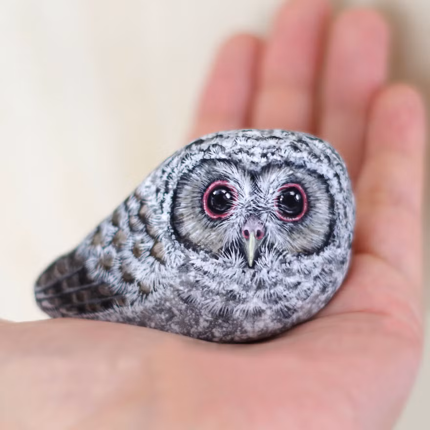 Theo Akie, cô cảm thấy hơi thở cuộc sống bên trong mỗi hòn đá, cảm thấy những viên đá nhỏ này đã chứng kiến sự thay đổi to lớn của Trái đất.