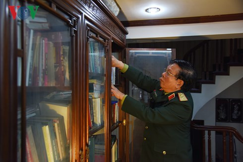 Sau này nhiều lần trở lại chiến trường xưa, Trung tướng Nguyễn Mạnh Đẩu và những người may mắn sống sót qua trận chiến ngày nào luôn day dứt bởi nhiều đồng đội năm xưa ngã xuống, đất nước chưa kịp ghi danh. Trong ảnh: Trung tướng Nguyễn Mạnh Đẩu tìm lại tư liệu viết về trận chiến Tết Mậu Thân 1968.