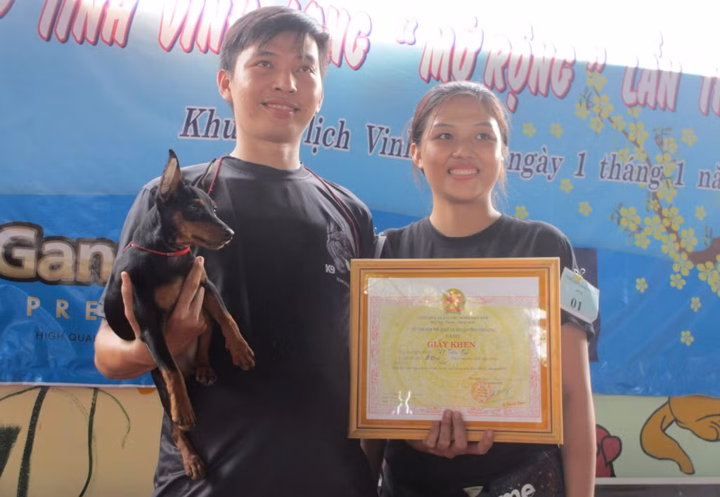 Chú chó Enthel của anh Võ Tấn Tài xuất sắc giành danh hiệu chú chó đẹp nhất ở hạng cân mini.