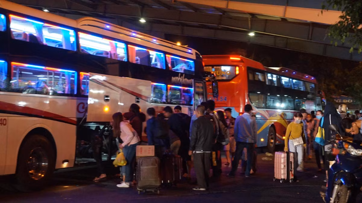 Rạng sáng 21/2 (tức ngày Mùng 6 Tết), hành khách từ các tỉnh tiếp tục đổ về Sài Gòn để bắt đầu ngày làm việc đầu tiên trong năm mới.