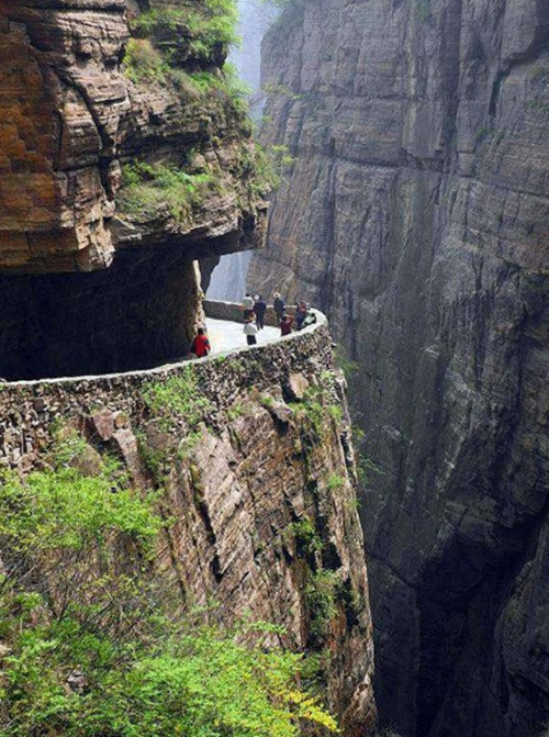 Ở đây còn nhiều câu chuyện cổ xưa về sự tích thành lập thôn.