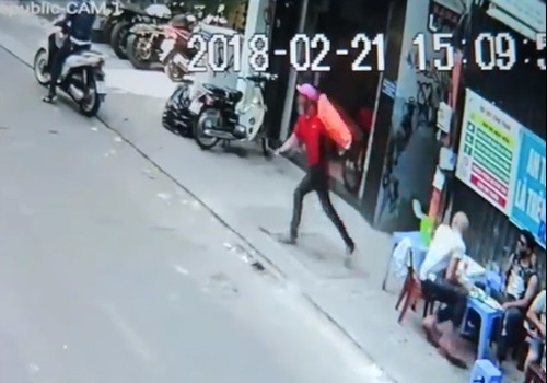 Vụ cướp giật được camera ghi lại.