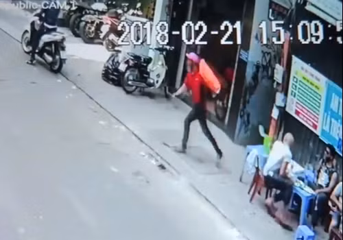 Vụ cướp giật được camera ghi lại.