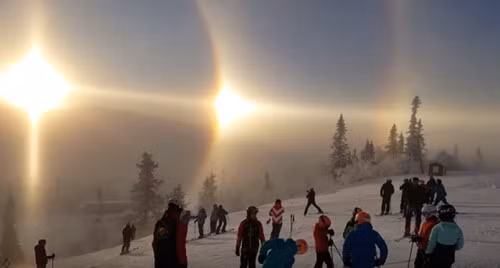 Nhiều người cho rằng hiện tượng này giống như ánh sáng của những thiên thần đang hạ xuống nhân gian.
