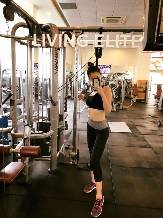 Nữ ca sĩ Maya là một trong số ít người đẹp Việt tập luyện xuyên Tết. Chỉ mới mồng 2 cô đã đến phòng tập để duy trì vóc dáng và một phần để có thể ăn uống thoải mái. Maya chia sẻ, cô rất thích những món ăn ngày Tết nhất là bánh chưng. Nhưng việc ăn uống thả ga chắc chắn sẽ ảnh hưởng đến vóc dáng nên cô quyết định vẫn đến phòng tập dù chưa hết Tết.