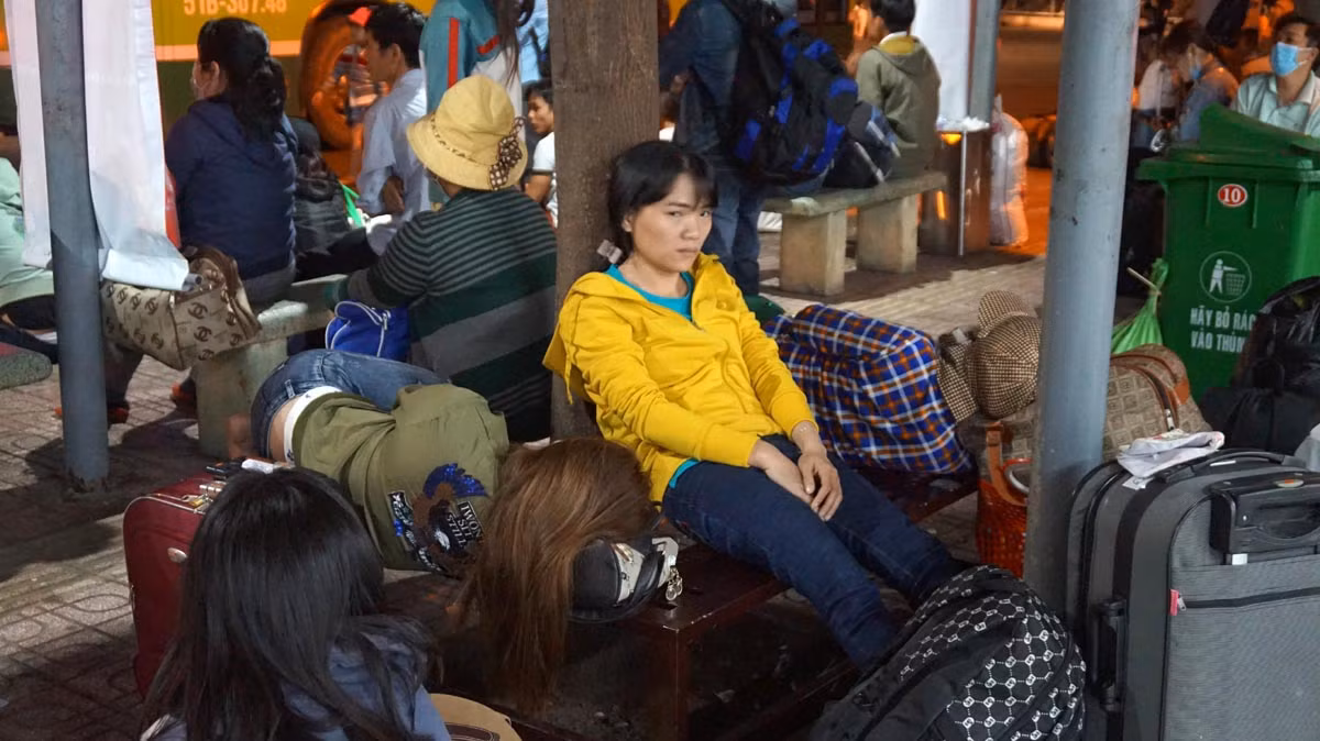 Do đến bến xe quá sớm, trong khi xe buýt chưa hoạt động nên hàng trăm khách phải nằm, ngồi vật vờ chờ đợi phương tiện công cộng hoạt động hay người thân đến đón. Số khác chấp nhận đi taxi, xe ôm với giá cao gấp hàng chục lần xe buýt.